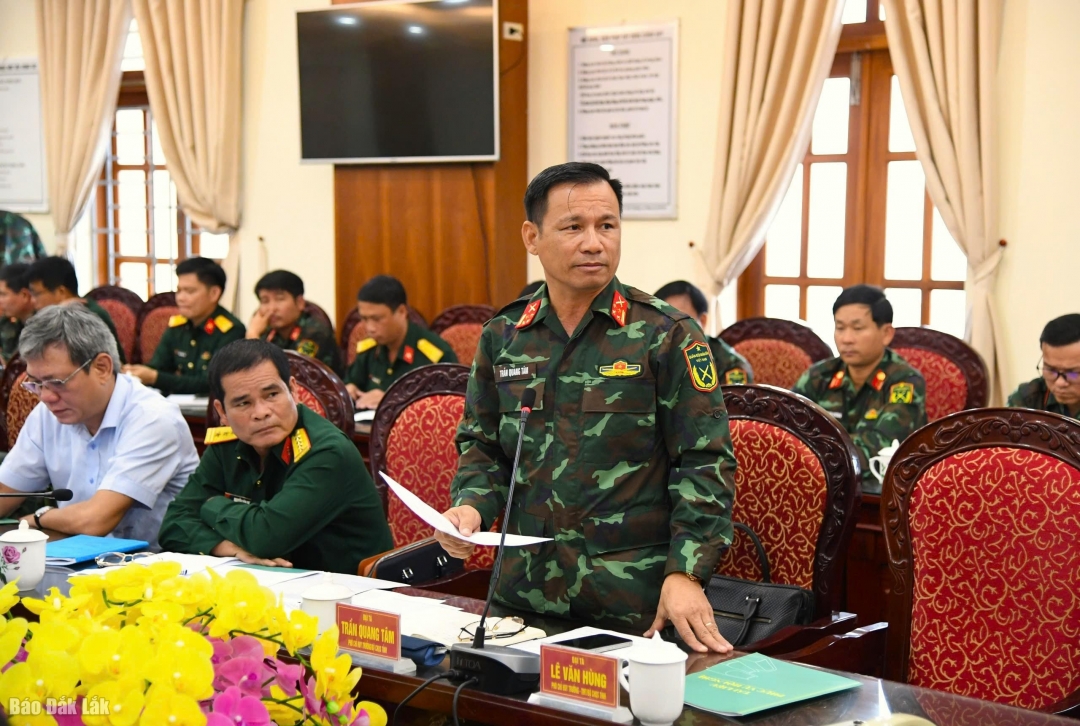 Lãnh đạo Bộ Chỉ huy Quân sự tỉnh Đắk Lắk tham gia ý kiến tại hội nghị.