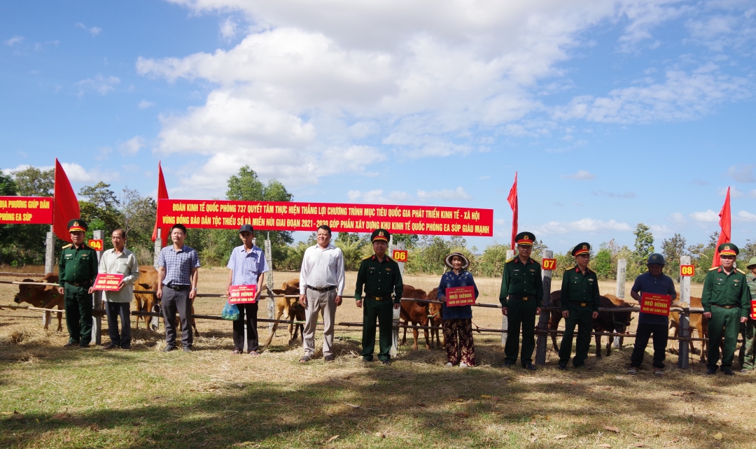 Đại diện các đơn vị bàn giao mô hình sinh kế cho người dân vùng biên.