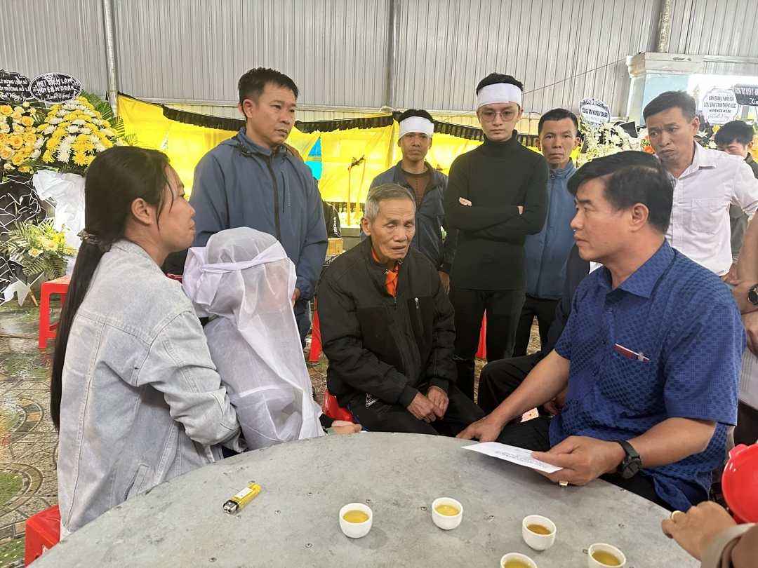 Phó Chủ tịch UBND tỉnh Nguyễn Thiên Văn trao hỗ trợ, động viên gia đình ông Kim Anh.