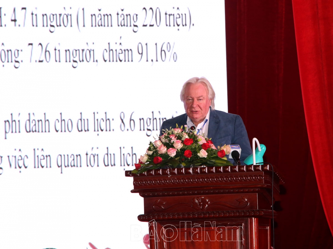 Ngài Graham Cook – Chủ tịch Giải thưởng Du lịch thế giới phát biểu tại Hội nghị xúc tiến đầu tư phát triển du lịch Hà Nam năm 2023 tại Khu du lịch Tam Chúc tháng 5/2023.