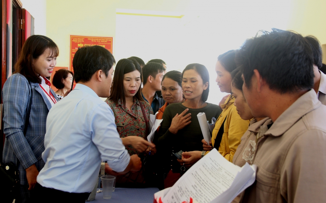 Người dân huyện MDrắk tìm hiểu thông tin về xuất khẩu lao động. 