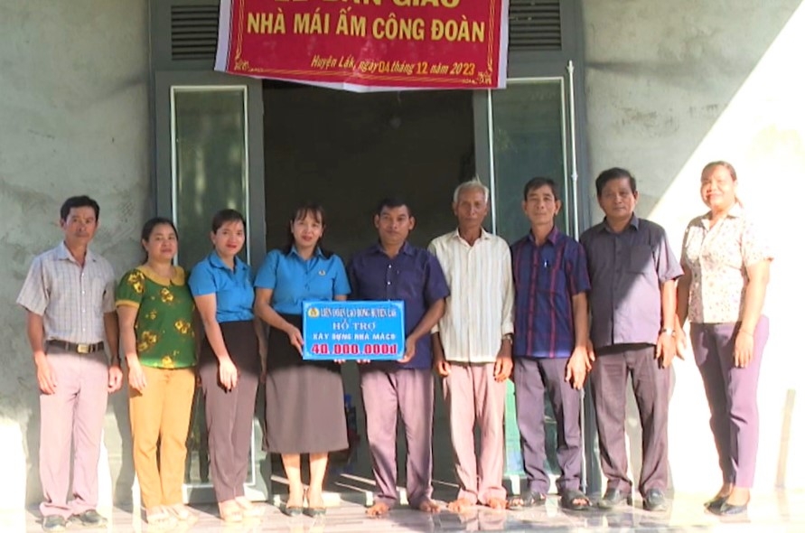 Liên đoàn Lao động huyện bàn giao nhà “Mái ấm công đoàn” cho đoàn viên có hoàn cảnh khó khăn về nhà ở tại xã Đắk Liêng.