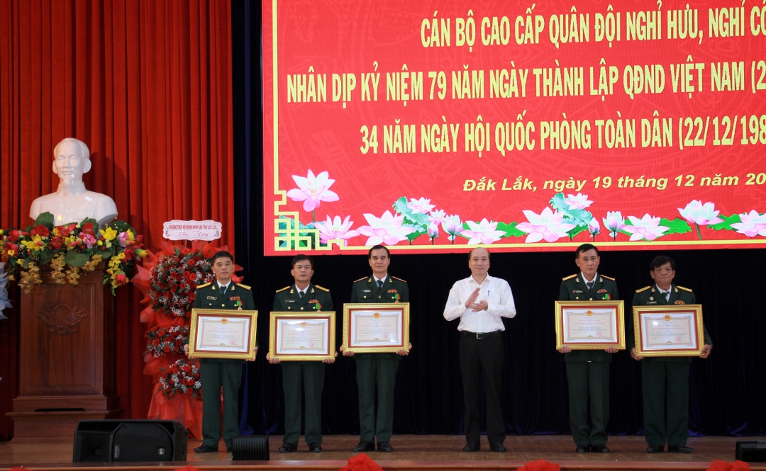 Chủ tịch UBND tỉnh Phạm Ngọc Nghị trao