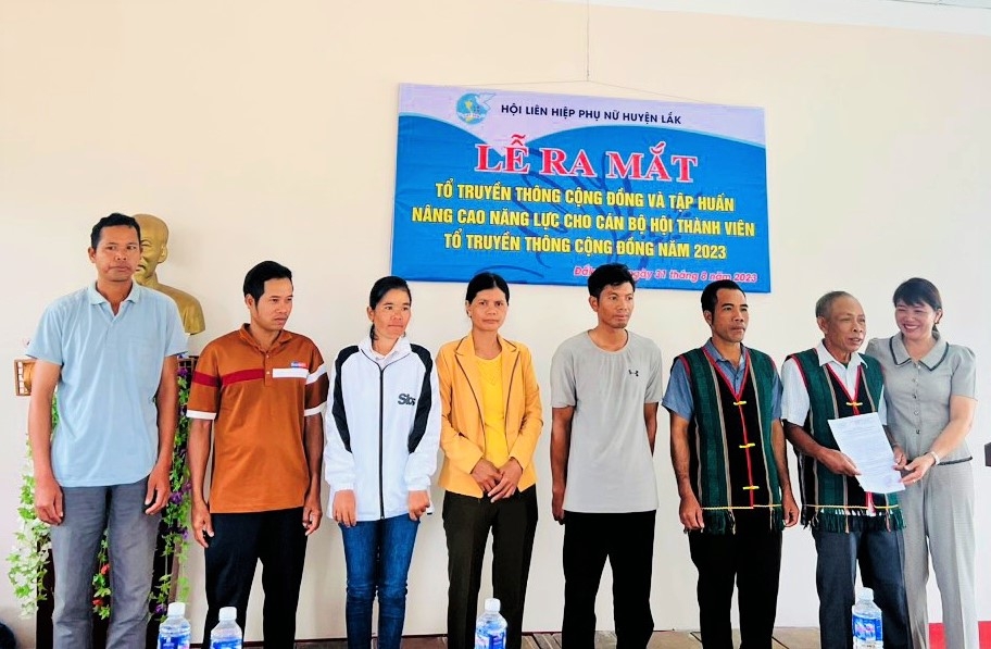 Hội Liên hiệp phụ nữ huyện Lắk ra mắt tổ truyền thông cộng đồng theo Dự án 8 tại xã Đắk Phơi.