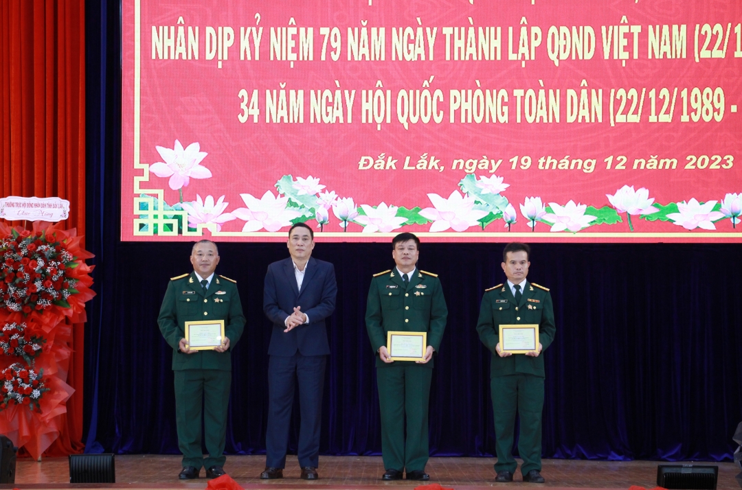 Phó Chủ tịch UBND tỉnh Võ Văn Cảnh trao kỷ niệm chương trao tặng Kỷ niệm chương cho các cá nhân.
