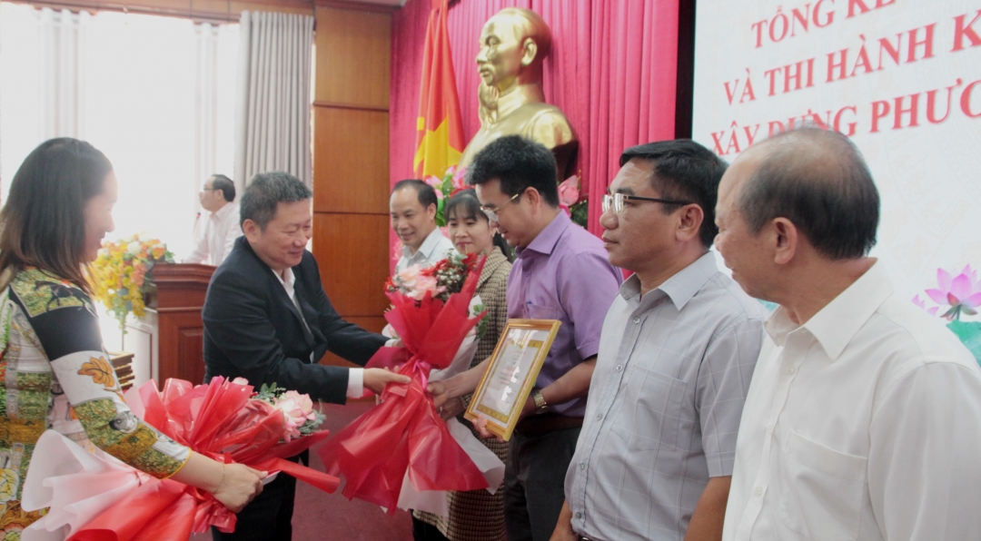 Ủy viên Ban Thường vụ, Chủ nhiệm UBKT Tỉnh ủy Lê Văn Nghĩa trao Giấy khen tặng các tập thể.