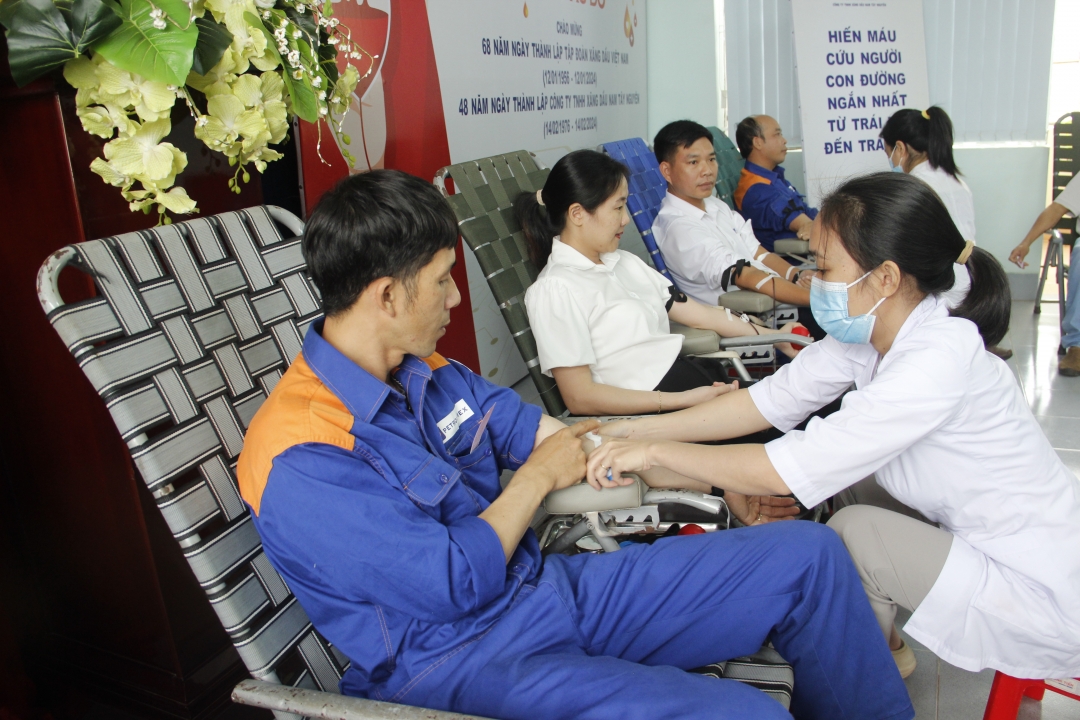 Cán bộ, công nhân viên, người lao động Công ty tham gia hiến máu nhân đạo.