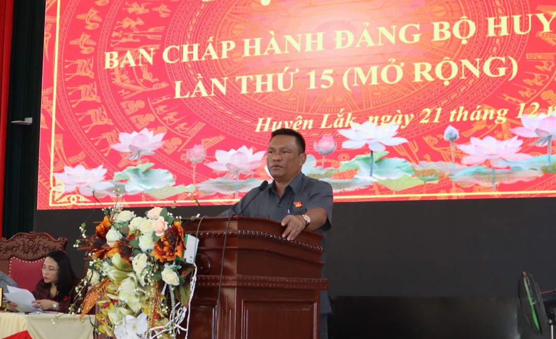 Phó Bí thư Huyện ủy, Chủ tịch UBND huyện Nay Y Phú trình bày Nghị quyết về phương hướng, nhiệm vụ năm 2024.