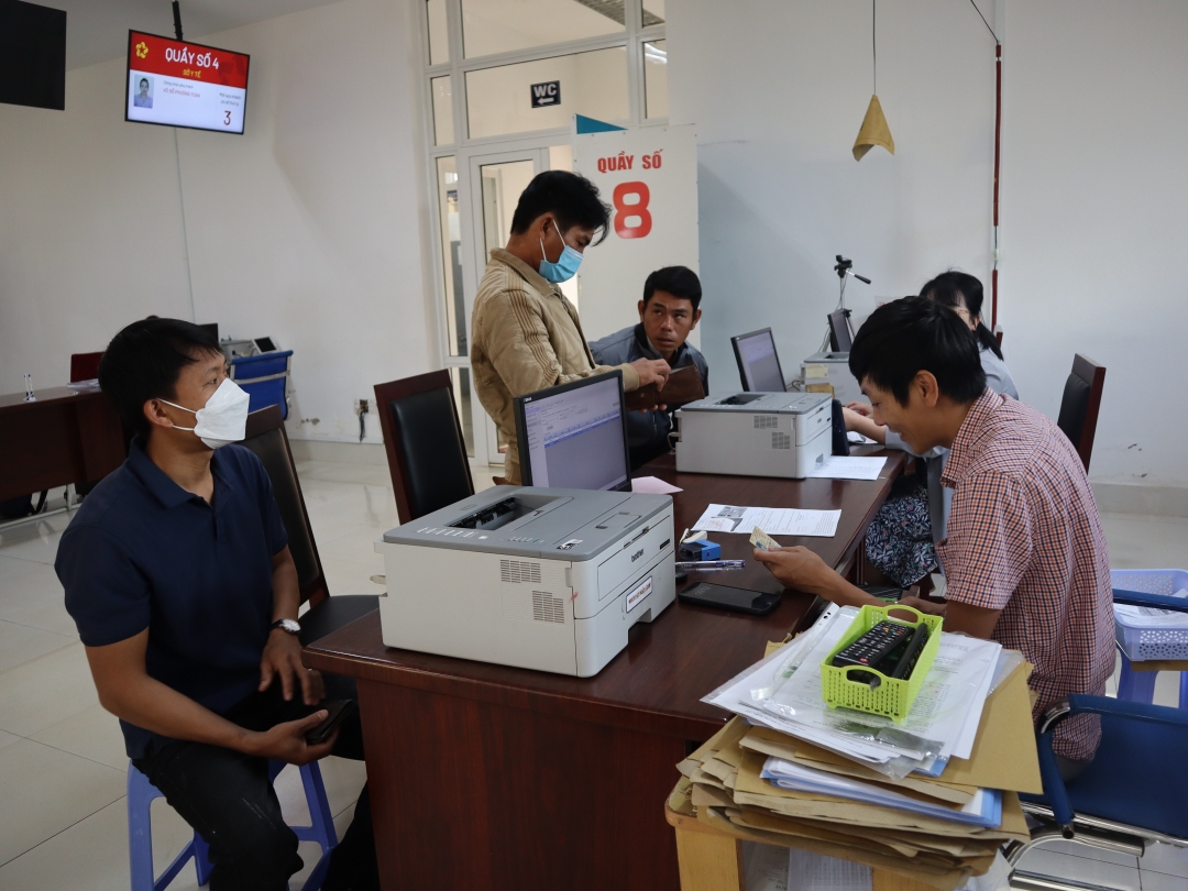 Người dân làm thủ tục đổi giấy phép lái xe tại Trung tâm Dịch vụ hành chính công tỉnh.