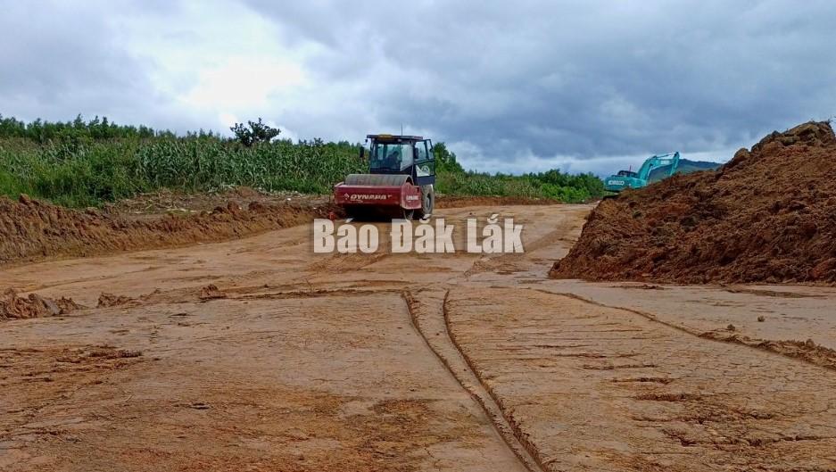 Thi công cao tốc Khánh Hòa - Buôn Ma Thuột đoạn qua xã Vụ Bổn, huyện Krông Pắc.