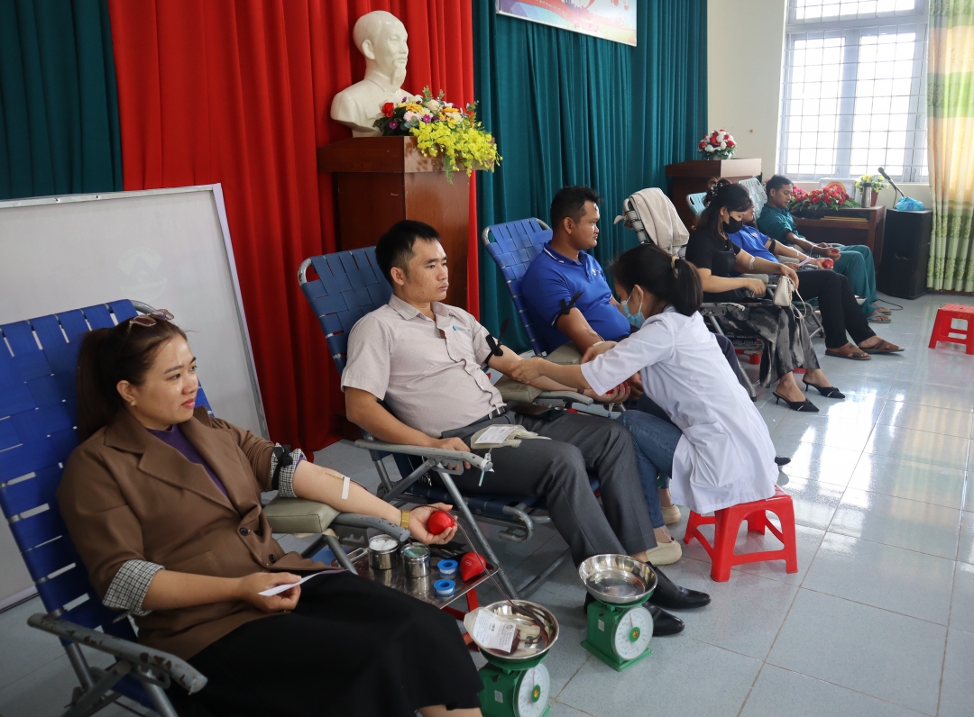 Cán bộ, công chức, viên chức, người lao động huyện Lắk tham gia hiến máu tình nguyện.