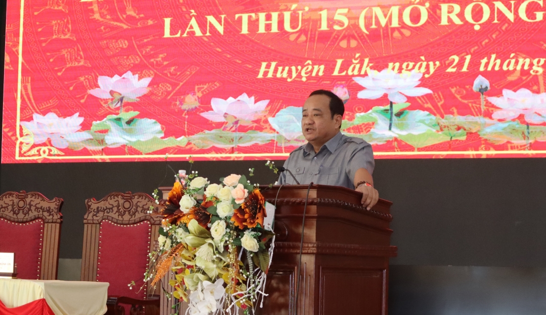 Bí thư Huyện ủy Lắk Nguyễn Văn Long phát biểu kết luận hội nghị.