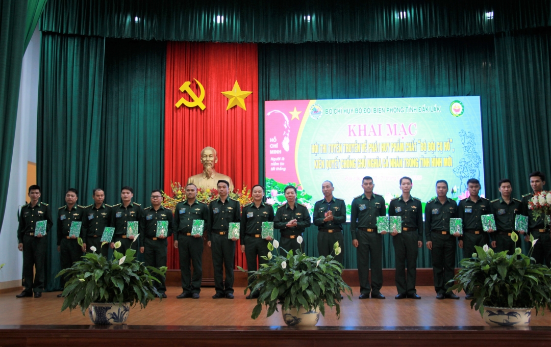 Đại tá Đỗ Quang Thấm, Chính ủy Bộ Chỉ huy Quân sự tỉnh tặng quà cho các thí sinh.