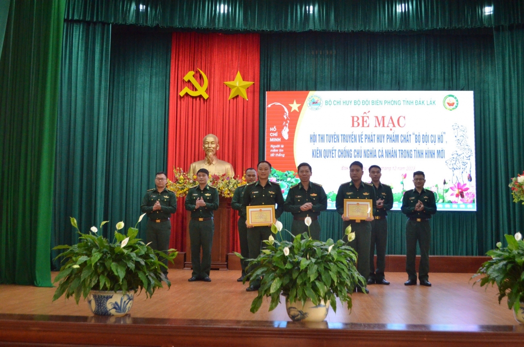 Đại tá Đỗ Quang Thấm, Chính ủy Bộ đội Biên phòng tỉnh khen thưởng