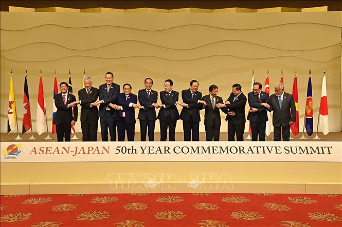 Các đại biểu chụp ảnh chung tại Hội nghị cấp cao kỷ niệm 50 năm quan hệ ASEAN - Nhật Bản tại Tokyo ngày 17/12/2023. Ảnh: AFP/TTXVN