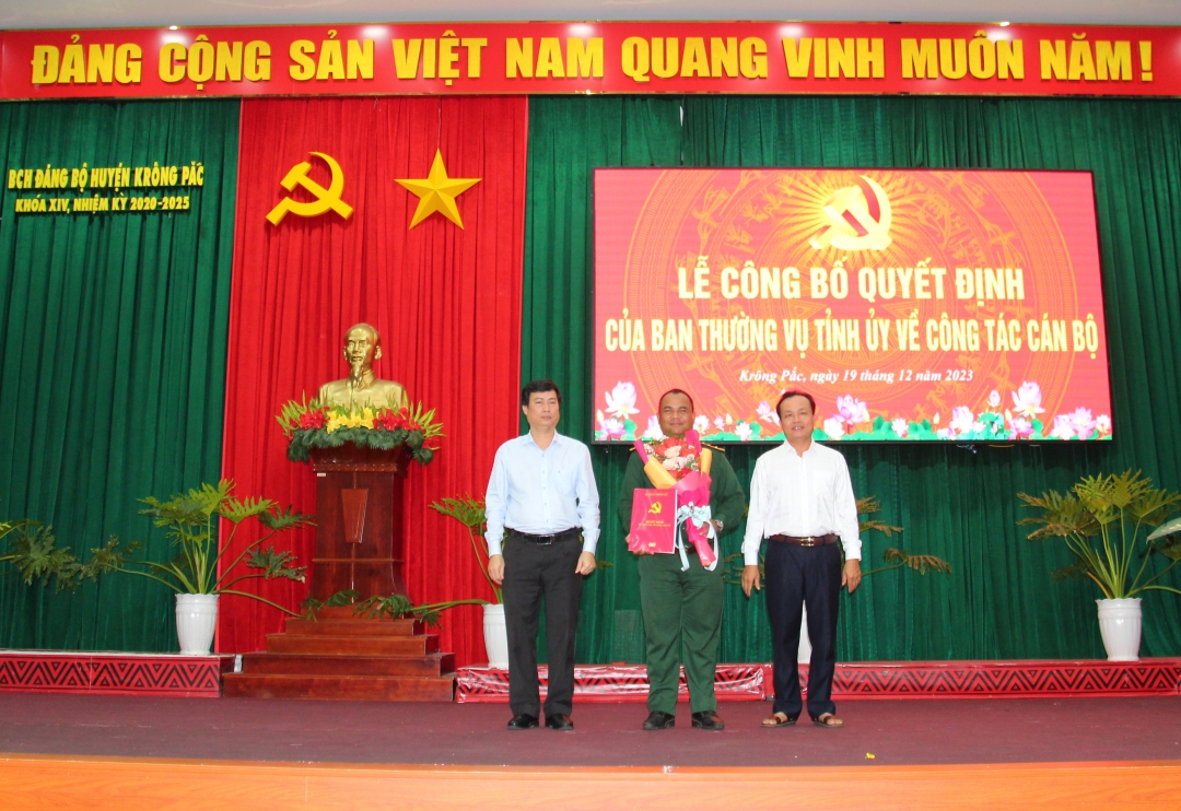 Đồng chí Y Tuấn Êban – Chỉ huy trưởng Ban Chỉ huy Quân sự huyện Krông Pắc nhận quyết định chỉ định bổ sung Ủy viên Ban Chấp hành Đảng bộ huyện Krông Pắc nhiệm kỳ 2020 – 2025.