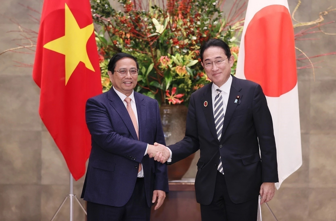 Thủ tướng Phạm Minh Chính với Thủ tướng Nhật Bản Kishida Fumio. (Ảnh: Dương Giang/TTXVN
