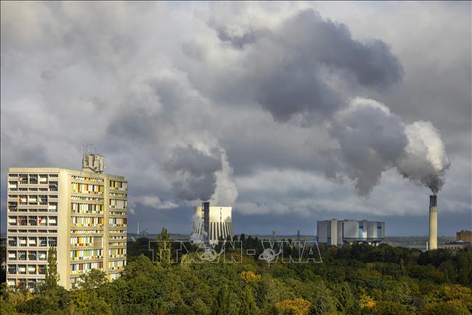  Khí thải bốc lên từ một nhà máy điện ở Berlin, Đức. Ảnh: AFP/TTXVN