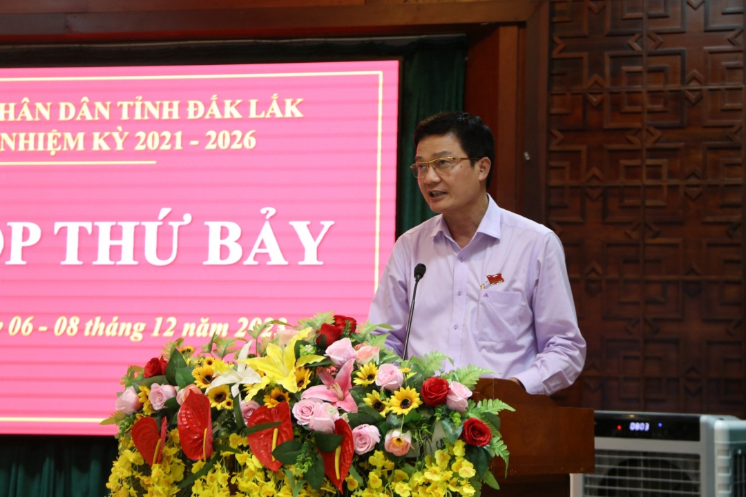 Giám đốc Sở Tài chính Bùi Văn Yên trình bày tờ trình tại kỳ họp. Ảnh: Vạn Tiếp