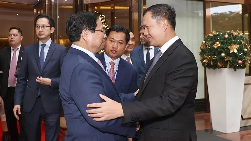 Thủ tướng Phạm Minh Chính tiễn Thủ tướng Vương quốc Campuchia Samdech Moha Bovor Thipadei Hun Manet kết thúc chuyến thăm chính thức Việt Nam. (Ảnh: TTXVN