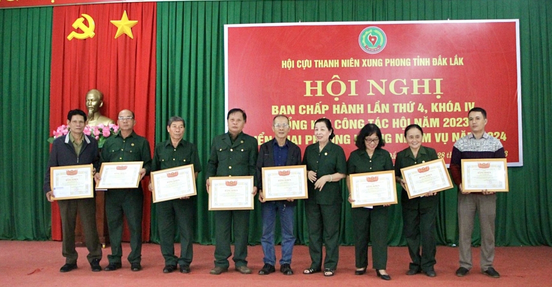 Chủ tịch Hội Cựu TNXP tỉnh trao Giấy khen của Trung ương Hội Cựu TNXP Việt Nam cho các cá nhân đóng góp