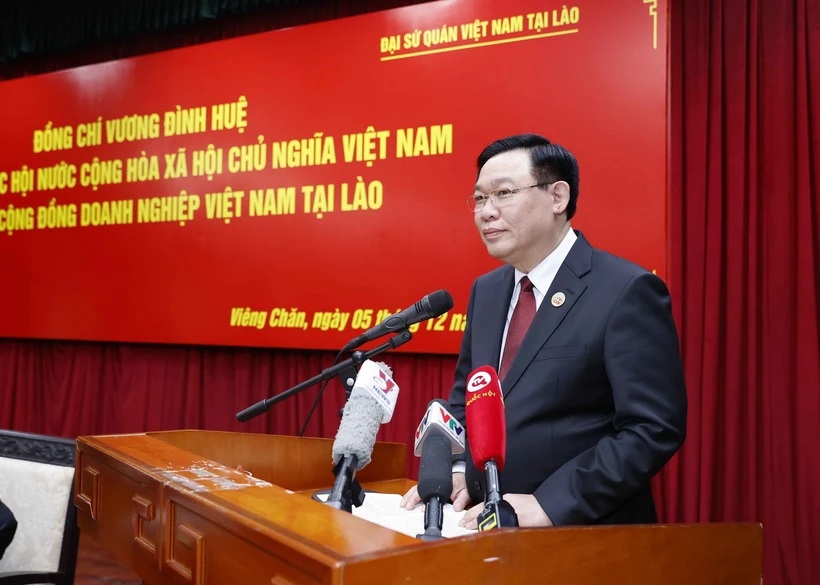 Chủ tịch Quốc hội Vương Đình Huệ phát biểu tại cuộc gặp gỡ cộng đồng doanh nghiệp Việt Nam tại Lào. (Ảnh: Doãn Tấn/TTXVN