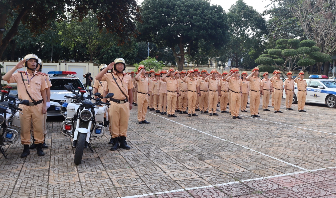 Cán bộ, chiến sĩ Phòng CSGT, Công an tỉnh làm Lễ chào cờ trong buổi Lễ ra quân.