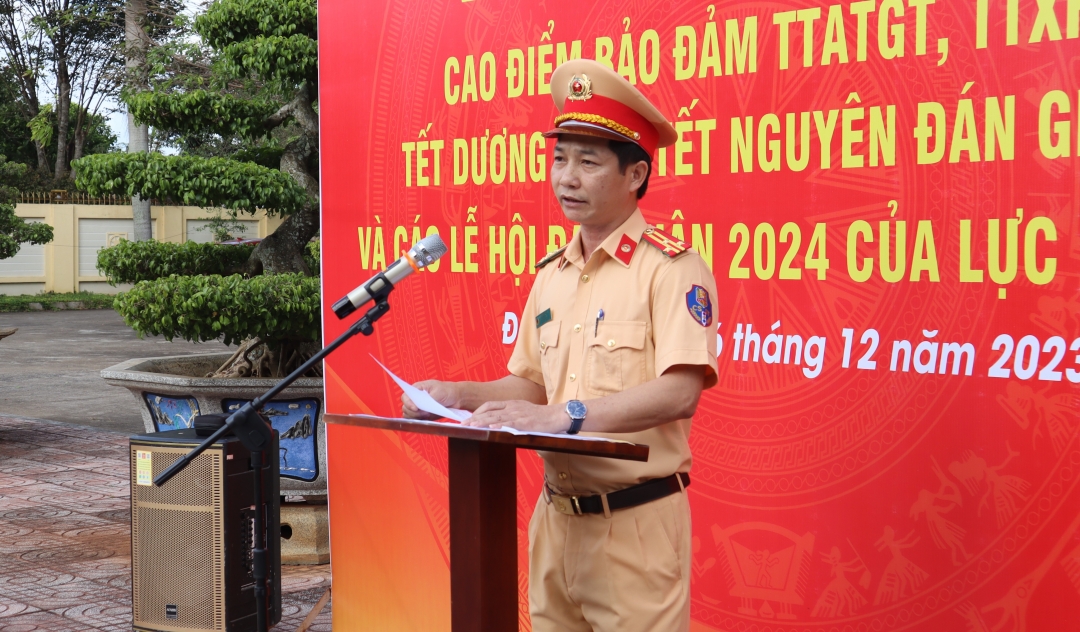 Thượng tá Nguyễn Viết Hải, Phó Trưởng Phòng CSGT, Công an tỉnh phát biểu tại buổi lễ.