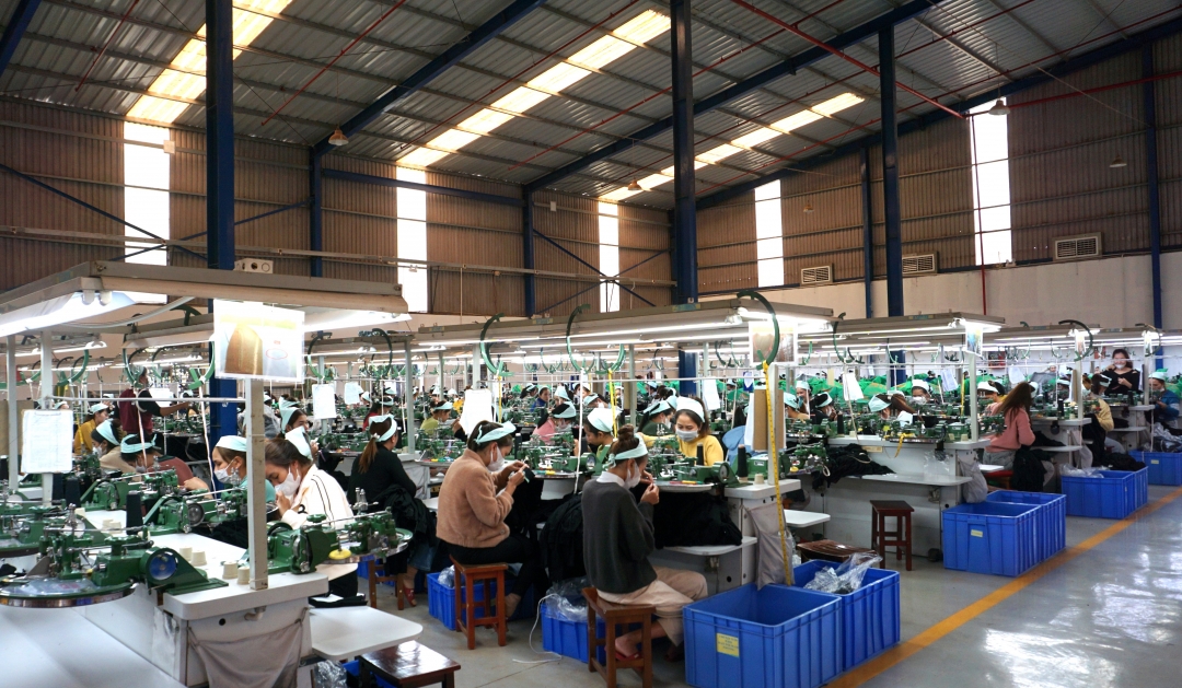 Công nhân thi đua lao động sản xuất tại một doanh nghiệp hoạt động trong Cụm công nghiệp Tân An (TP. Buôn Ma Thuột).