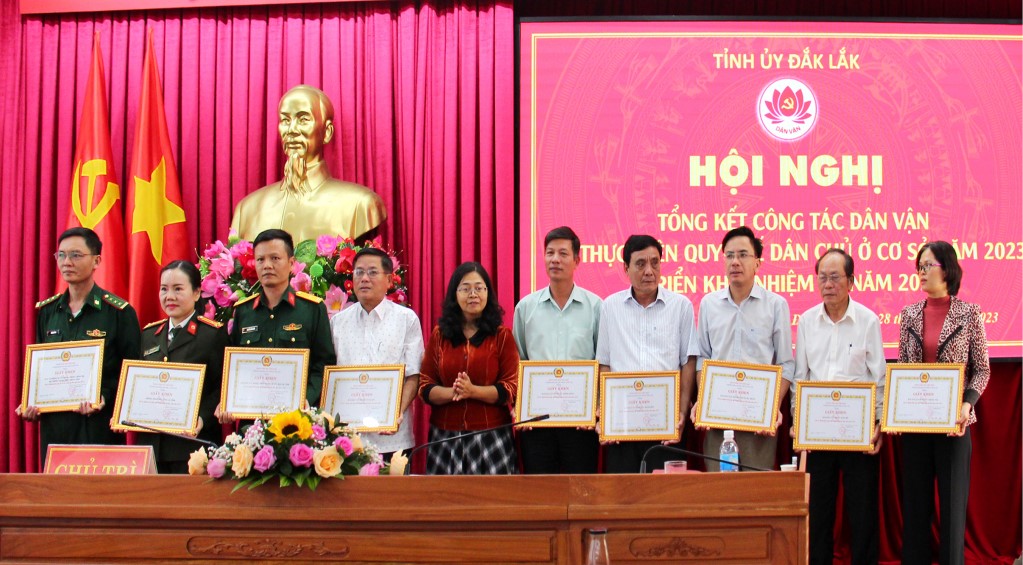 Trưởng Ban Dân vận Tỉnh ủy HKim Hoa Byă trao giấy khen cho các tập thể có thành tích xuất sắc trong công tác dân vận năm 2023.