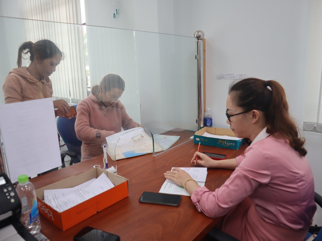 Giải quyết thủ tục BHXH, BHYT cho người dân tại BHXH huyện Lắk