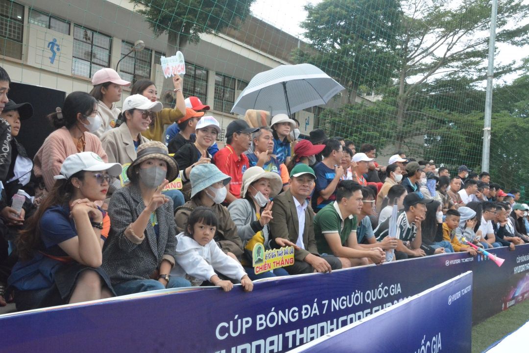 Đông đảo khán giả đến theo dõi trận chung kết.