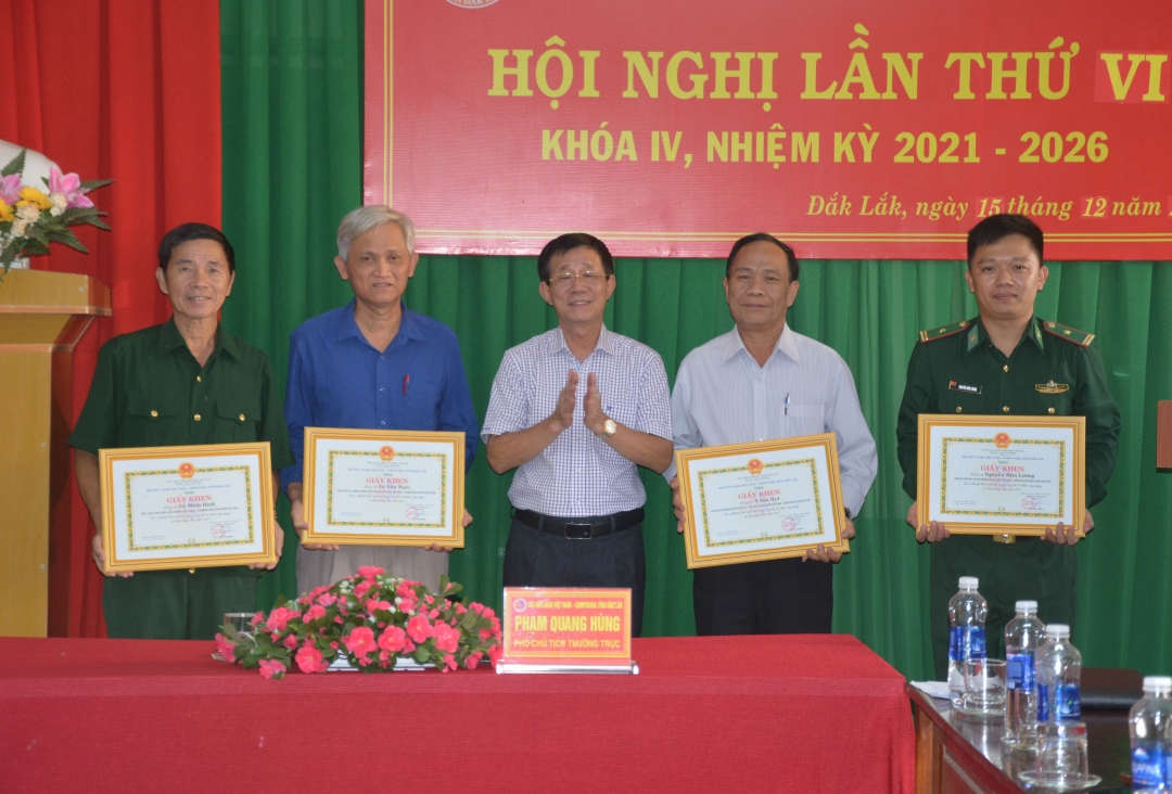 Các cá nhân nhận Giấy khen của Hội Hữu nghị Việt Nam - Campuchia tỉnh.