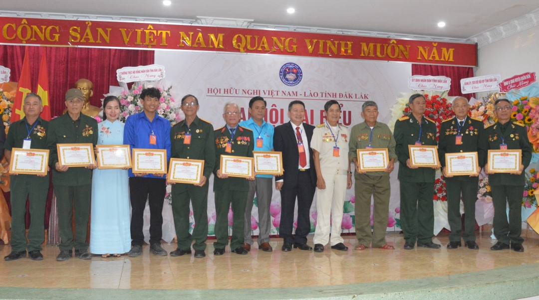 Các tập thể nhận Giấy khen của Hội Hữu nghị Việt Nam - Lào tỉnh.