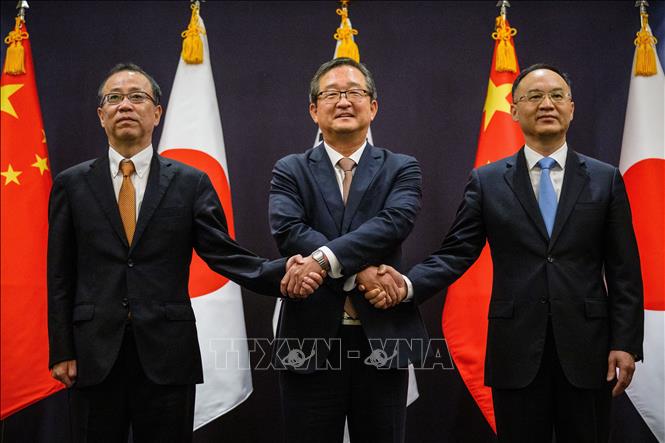 Trong ảnh (từ trái sang): Thứ trưởng Ngoại giao Nhật Bản Takehiro Funakoshi, Thứ trưởng Ngoại giao Hàn Quốc Chung Byung-won và Trợ lý Ngoại trưởng Trung Quốc Nông Dung trong cuộc gặp cấp cao ba bên tại Seoul (Hàn Quốc) ngày 26/9/2023. Ảnh: AFP/TTXVN