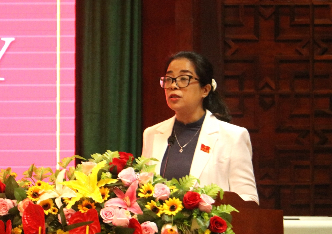 Chủ tịch HĐND tỉnh Huỳnh Thị Chiến Hòa phát biểu khai mạc Kỳ họp. Ảnh: Vạn Tiếp