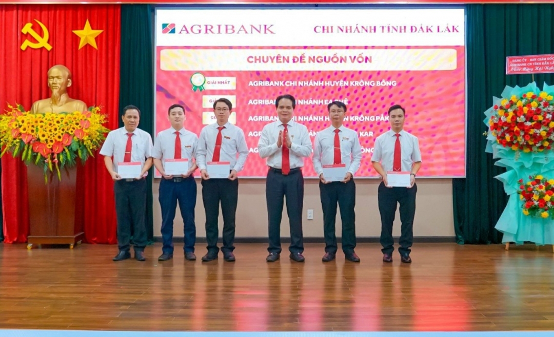 Lãnh đạo Agribank Đắk Lắk trao thưởng cho các đơn vị có thành tích xuất sắc trong công tác huy động vốn. 