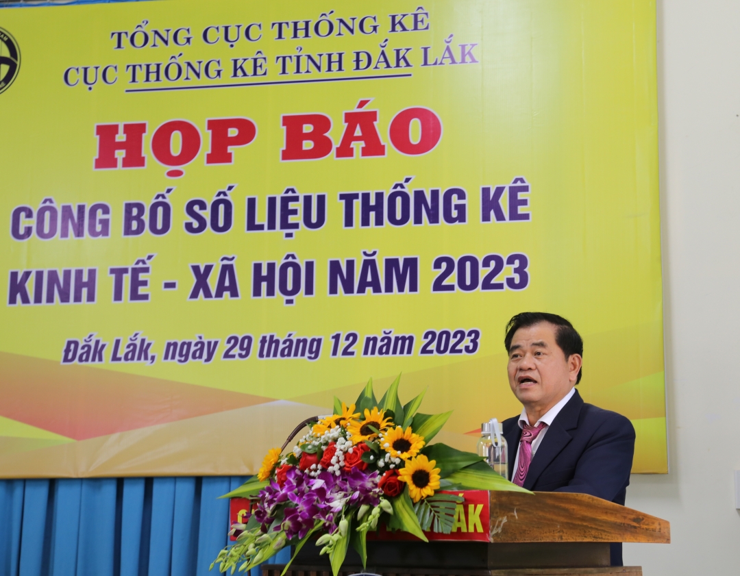 Cục Trưởng Cục Thống kê Đắk Lắk Đỗ Tấn Xuân công bố số liệu thống kê kinh tế - xã hội năm 2023