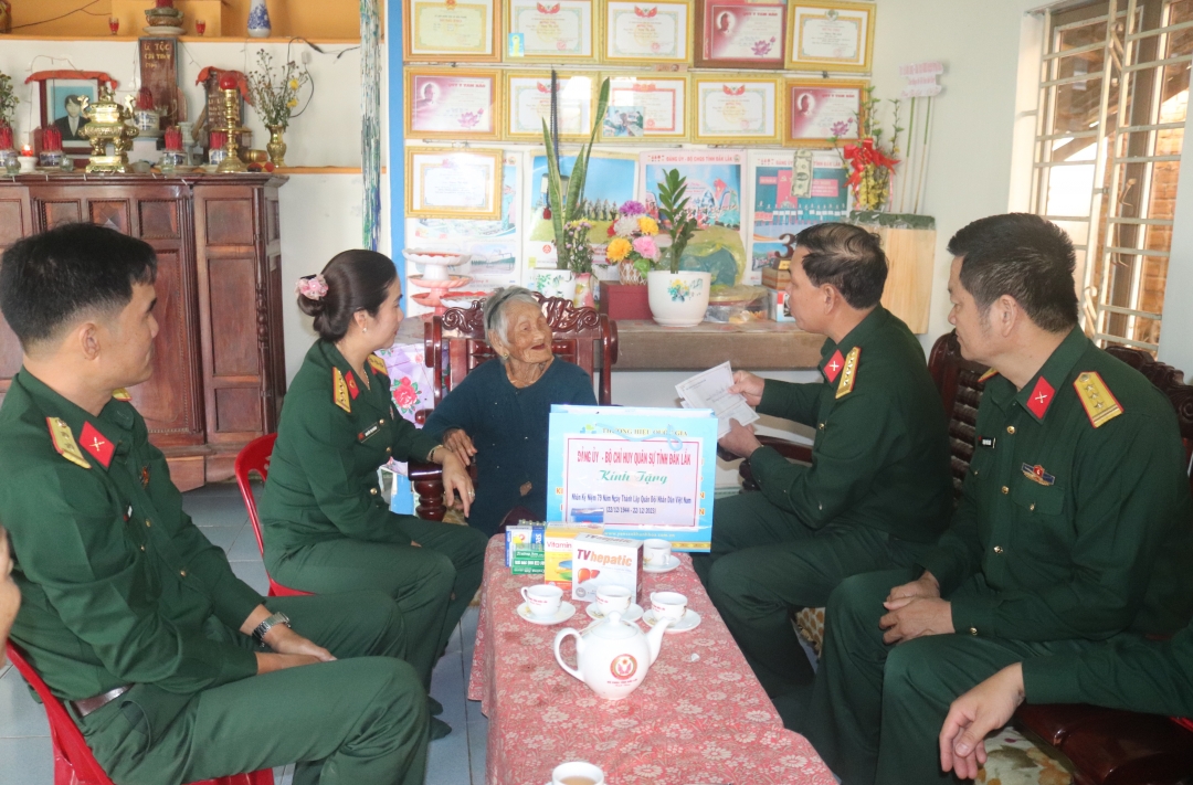 Đoàn công tác của Bộ Chỉ huy Quân sự tỉnh thăm, tặng quà Mẹ Việt Nam anh hùng Đặng Thị Lịch.