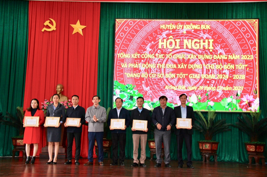 Huyện ủy Krông Búk tặng giấy khen cho 6 tổ chức cơ sở đảng hoàn thành xuất sắc nhiệm vụ.