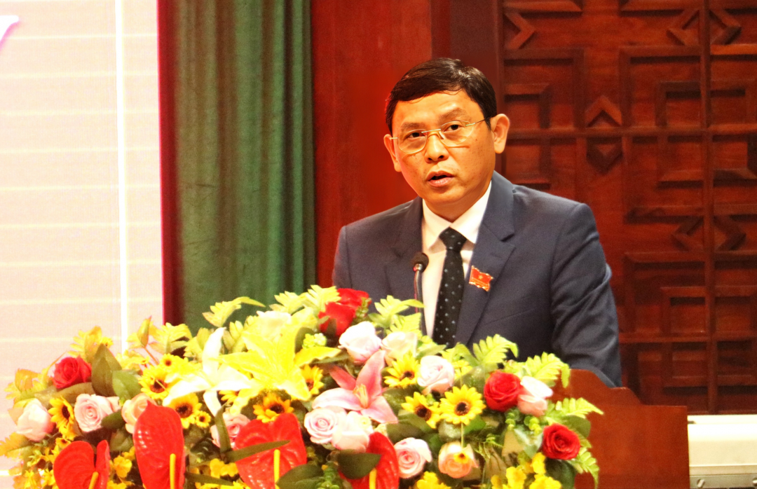 Phó Chủ tịch Thường trực UBND tỉnh Nguyễn Tuấn Hà trình bày báo cáo tại phiên làm việc. Ảnh: Vạn Tiếp