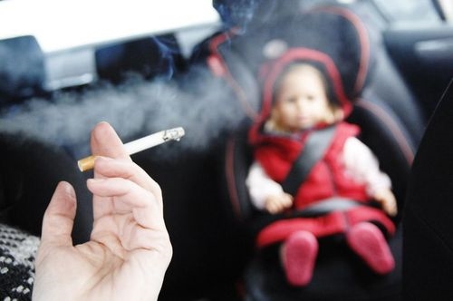  Trong nhà và trong xe hơi là những nơi trẻ sơ sinh và trẻ nhỏ dễ hít phải

khói thuốc lá thụ động nhất (Ảnh minh họa: teisinc.com)