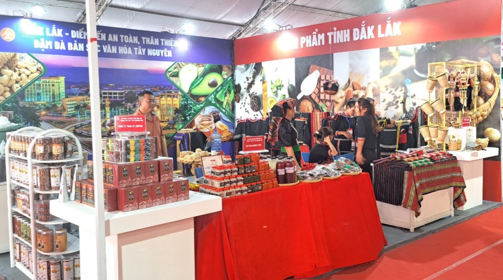 Gian hàng trưng bày sản phẩm OCOP, sản phẩm đặc trưng của tỉnh Đắk Lắk tại Hội nghị kết nối cung cầu giữa TP. Hồ Chí Minh và các tỉnh, thành năm 2023. 