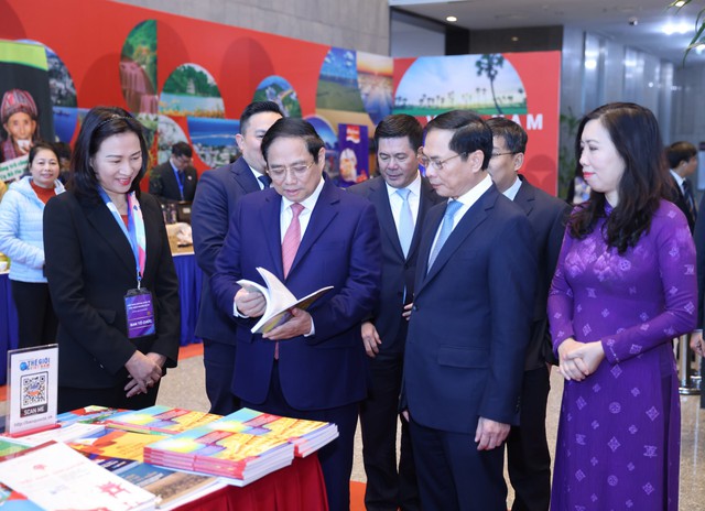 Thủ tướng Chính phủ Phạm Minh Chính thăm khu trưng bày sách báo về hoạt động ngoại giao (ảnh: Báo điện tử Chính phủ)