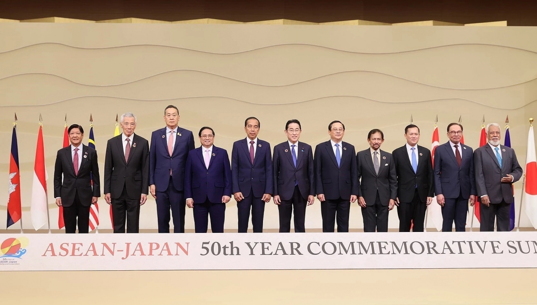 Thủ tướng Nhật Bản Kishida Fumio và Trưởng đoàn các nước ASEAN tham dự Hội nghị Cấp cao Kỷ niệm 50 năm quan hệ ASEAN-Nhật Bản. (Ảnh: Dương Giang/TTXVN