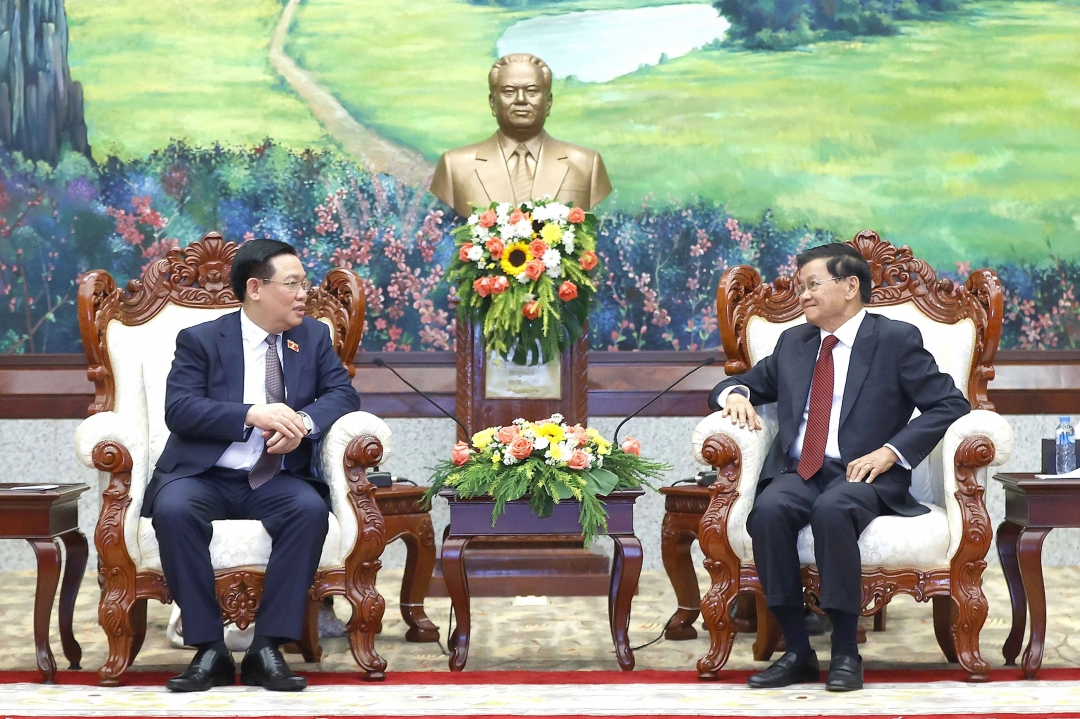 Chủ tịch Quốc hội Vương Đình Huệ hội kiến Tổng Bí thư, Chủ tịch nước Lào Thongloun Sisoulith. (Ảnh: Doãn Tấn/TTXVN