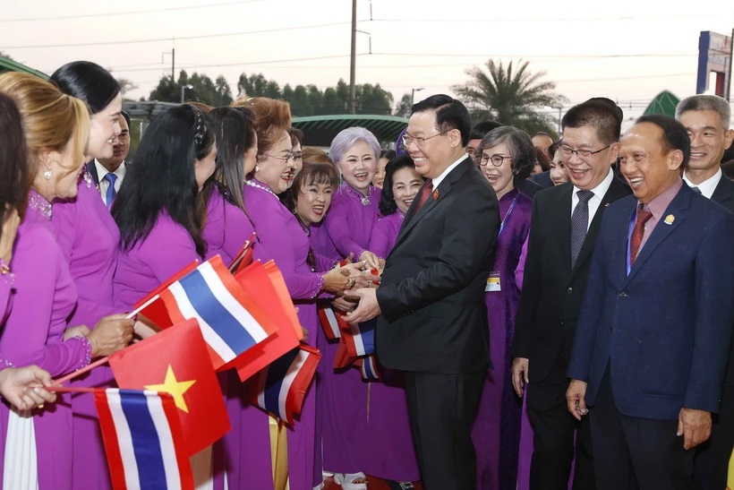 Chủ tịch Quốc hội Vương Đình Huệ với Cộng đồng người Việt Nam toàn Thái. (Ảnh: Doãn Tấn/TTXVN