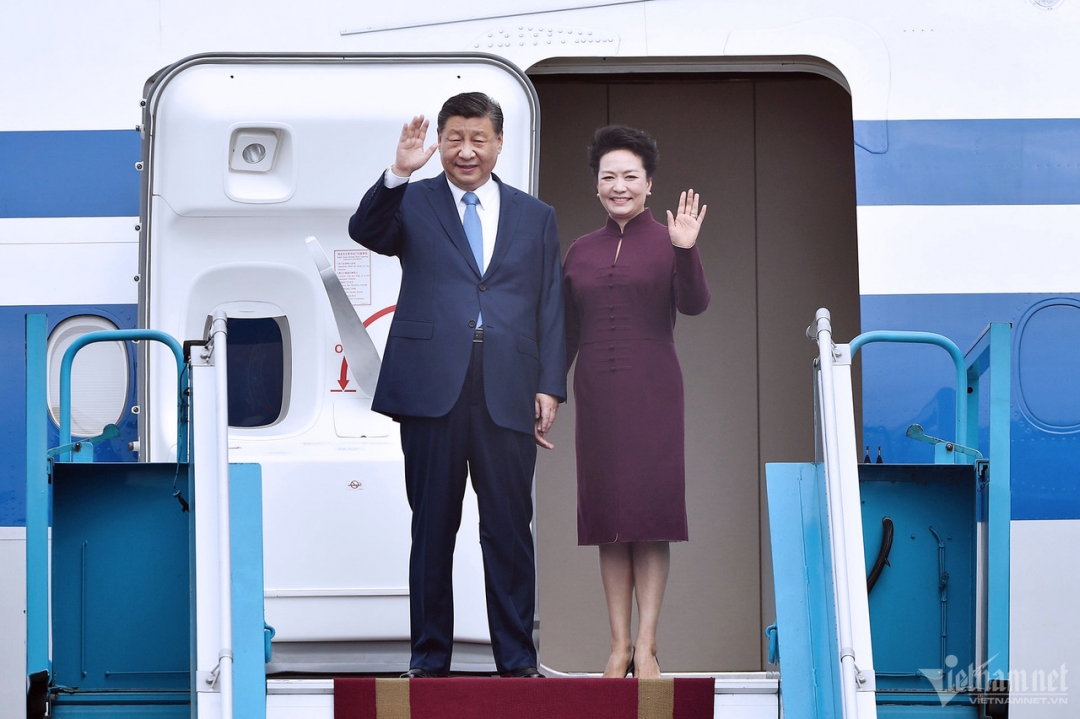 Tổng Bí thư, Chủ tịch Trung Quốc Tập Cận Bình, và phu nhân Bành Lệ Viên đến sân bay Nội Bài. Ảnh/Vietnamnet