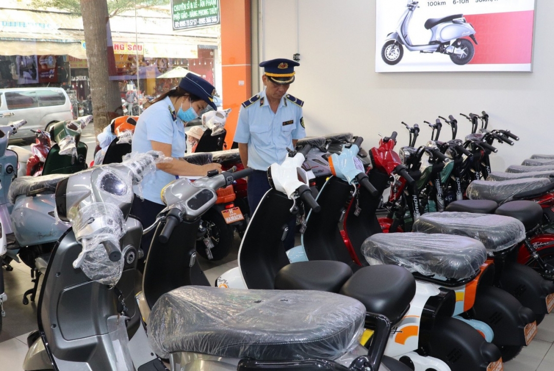 Đoàn kiểm tra của Đội Quản lý thị trường số 1 (thuộc Cục Quản lý thị trường) kiểm tra cửa hàng kinh doanh xe đạp điện (có địa chỉ tại số 38 Y Jut, phường Tân Tiến, TP. Buôn Ma Thuột).
