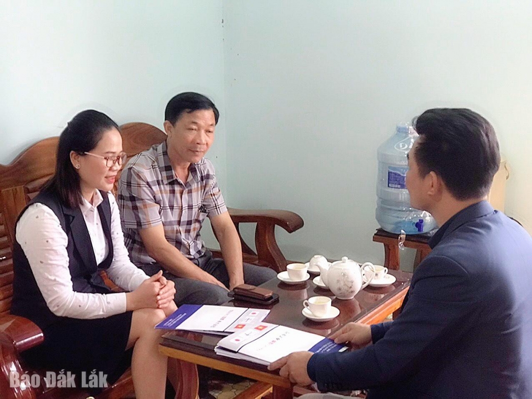   Đại diện Công ty Cổ phần Traenco Quốc tế (quận Cầu Giấy, Hà Nội) trao đổi với lãnh đạo xã  Ea Riêng (huyện MDrắk) về  nhu cầu xuất khẩu của  lao động tại địa phương.